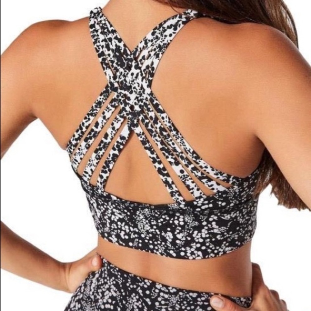 🍋Lululemon Free To Be Moved Bra Black & White size 4